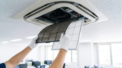 業務用エアコンの掃除方法と頻度、自分でできる範囲と業者対応の違い